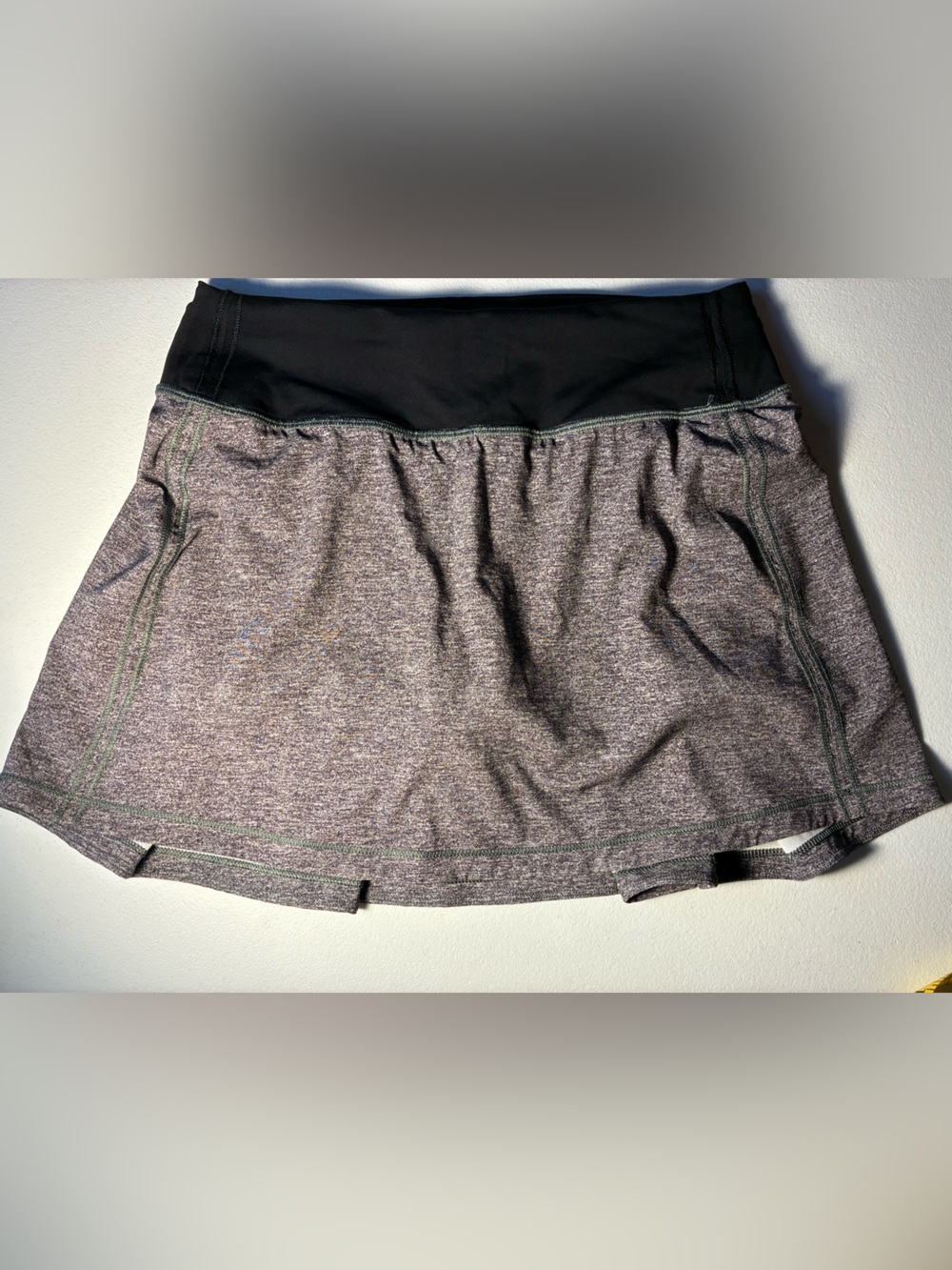 Lululemon Women’s  Athletic Skirted Shorts in Heather Gray and Black In Size 2